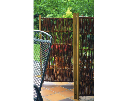 Vindskydd av vide med trästolpar på en terrass