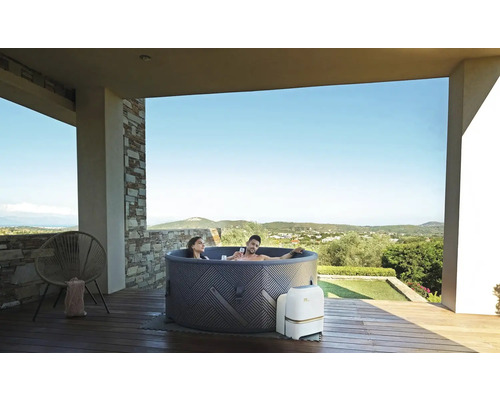 Uppblåsbar bubbelpool med två personer på en terrass med utsikt