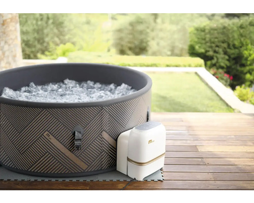 Uppblåsbar rund bubbelpool med tillhörande kontrollenhet utomhus.