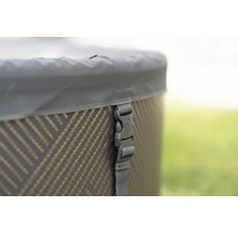 Detaljvy av ett bubbelbadskydd med spännband