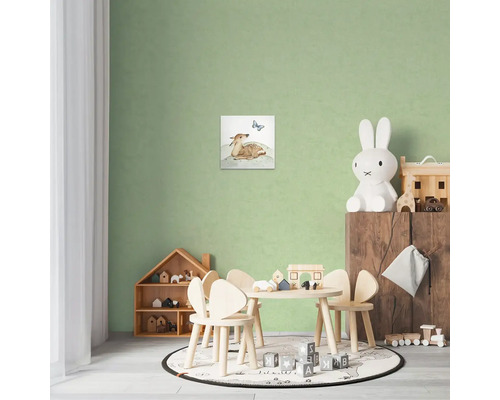 Barnrum med barnmöbler och väggmålning rådjur