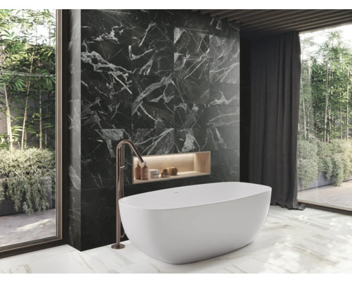 Badrum med badkar, svart marmorvägg och stort fönster