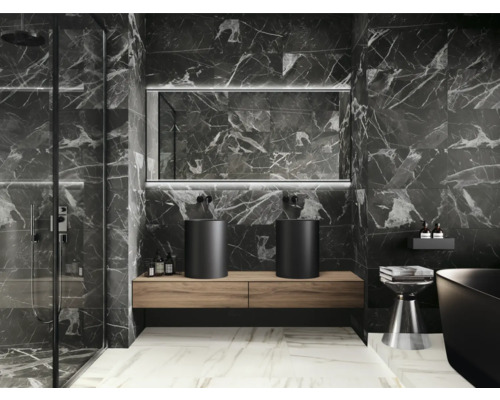 Modernt badrum med mörka marmorväggar, två tvättställsskålar och en dusch