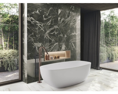 Badrum med badkar, armatur och väggplattor i marmorlook för en modern atmosfär