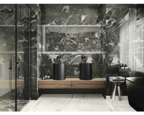 Modernt badrum med mörka marmorplattor, tvättställsskåp och runda tvättställsskålar