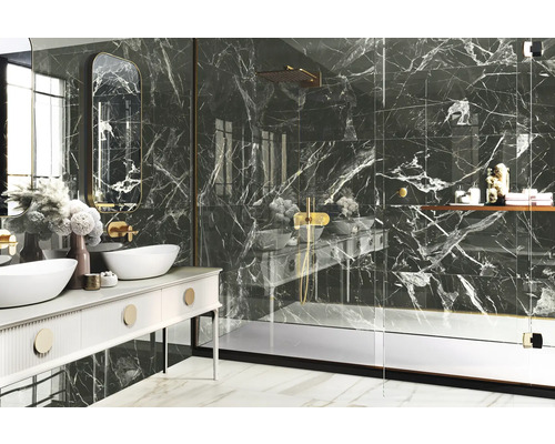 Modernt badrum med marmorplattor, dubbla handfat och glasdusch