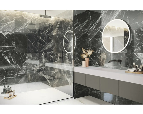 Modernt badrum med marmorplattor, tvättställ och runda speglar med belysning