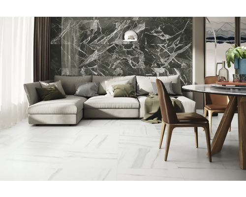 Ljust vardagsrum med grå marmorvägg, hörnsoffa och matplats