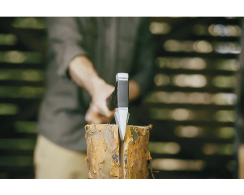 Man klyver en trädstam med en klyvyxa.