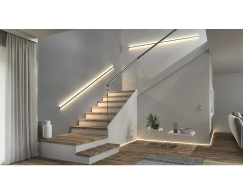 Trapphus med trätrappsteg och LED-belysning på vägg och golv