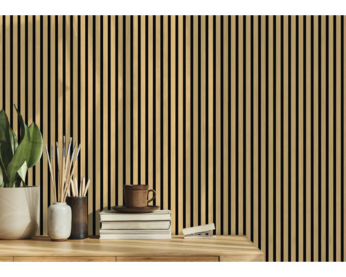 Dekorativ platta med träremsor för interiörer på ett bord med dekoration