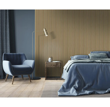 Sovrum med akustikpaneler, säng, fåtölj och golvlampa