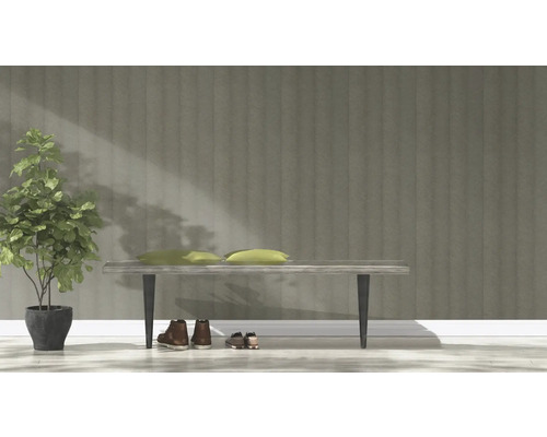 Ljus och rymlig hall med bänk, växt och skor