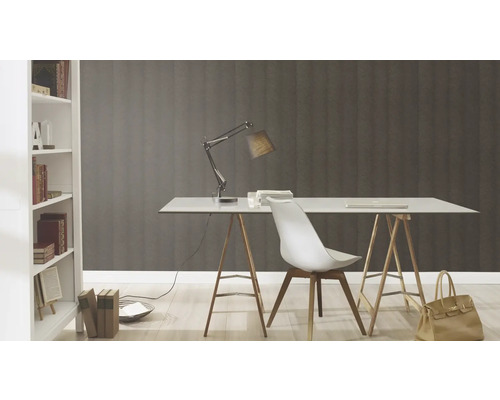 Arbetsrum med skrivbord, stol och bokhylla