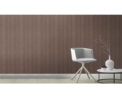 Vardagsrum med brunrandig tapet, stol och sidobord