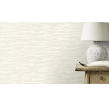 Ljus non-woven tapet med horisontell linjestruktur i vardagsrummet