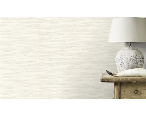 Ljus non-woven tapet med horisontell linjestruktur i vardagsrummet