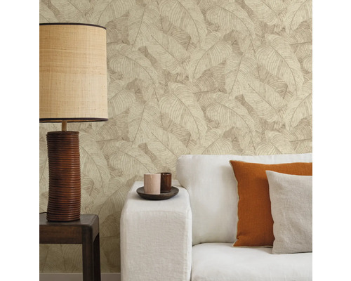 Rumsvy med tapet med bladmönster, lampa och soffa