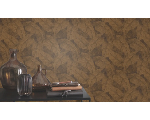 Närbild av en väggtapet med bladmönster, kompletterad med dekorativa vaser och böcker på ett bord