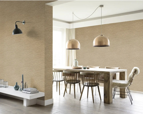 Matsal med matbord, stolar, hänglampor och en vägg med textil tapet för en mysig atmosfär