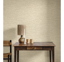 Dekorativt rum med beige tapet med streckmönster, bord, stol och lampa