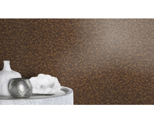 Dekorativ tapet med blommönster på väggen