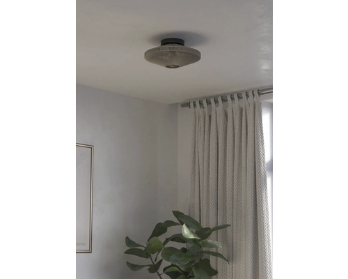 Taklampa av textil i vardagsrum