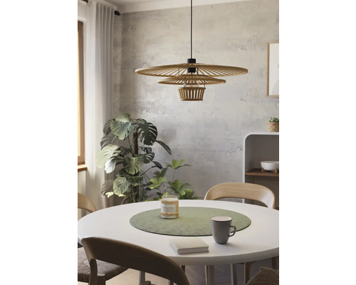 Matsal med runt matbord, stolar och en hängande taklampa i trä