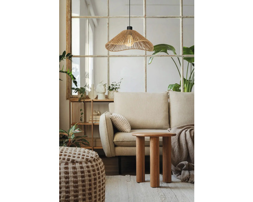 Vardagsrum med soffa, sidobord och hänglampa av rep