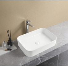 Rektangulärt tvättställ i keramik med blandare på en bänkskiva