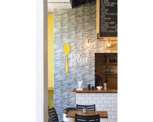 Interiör av ett kafé med bord, stolar, disk och meny