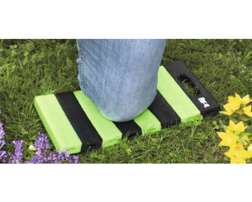 Knäskydd med knän på en person på gräs