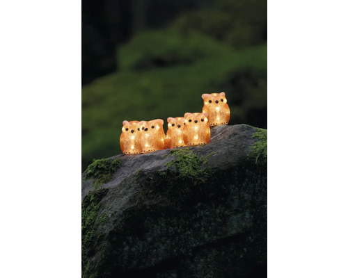 Dekorativ ljusslinga med ugglor av plast, placerad på en sten