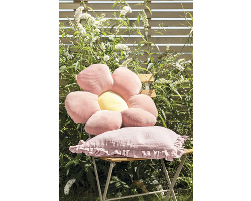 Trädgårdsstol med blomformad prydnadskudde och dekorativ kudde