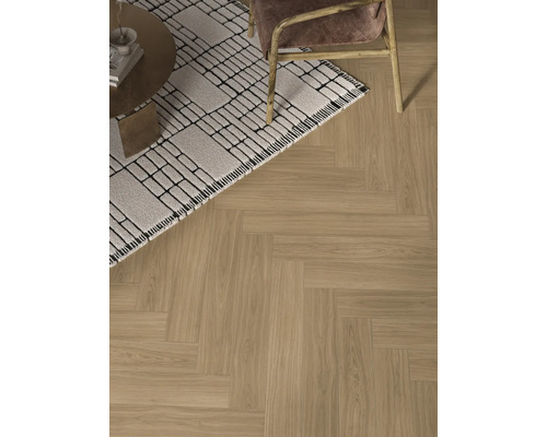 Golv med matta, stol och bord