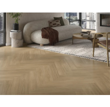 Vardagsrum med ljust trägolv i fiskbensmönster, soffa och matta