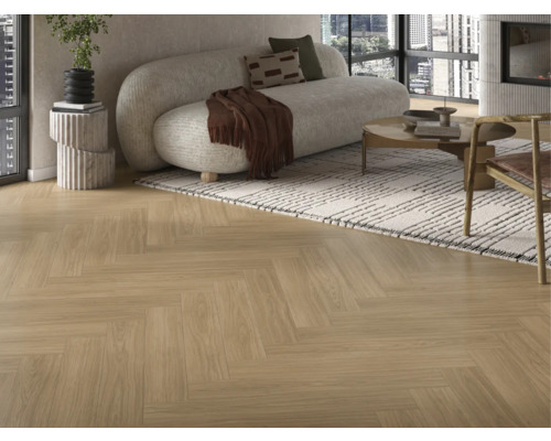 Vardagsrum med ljust trägolv i fiskbensmönster, soffa och matta