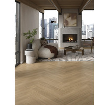 Ljust vardagsrum med fiskbensparkett, öppen spis och utsikt över staden.