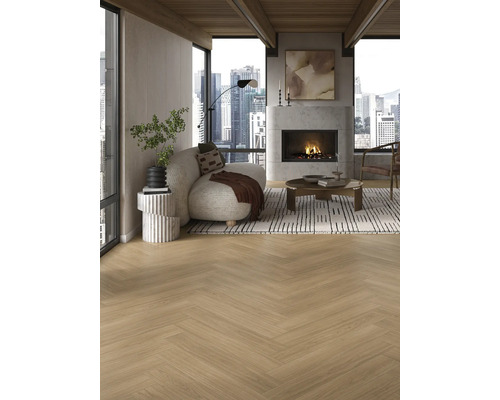 Ljust vardagsrum med fiskbensparkett, öppen spis och utsikt över staden.