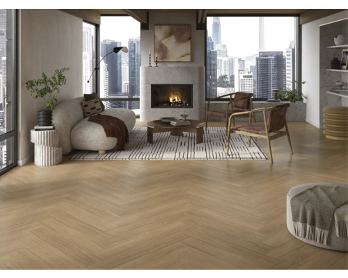 Ljust vardagsrum med fiskbensparkett, öppen spis och stora fönster med utsikt över staden