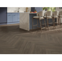 Köksscen med fiskbensdesigngolv och barstolar