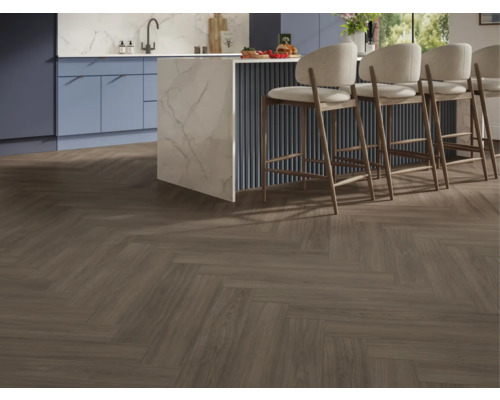 Köksscen med fiskbensdesigngolv och barstolar