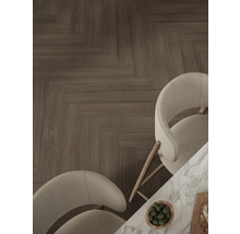 Översikt över ett golv med fiskbensmönster, stolar och ett bord