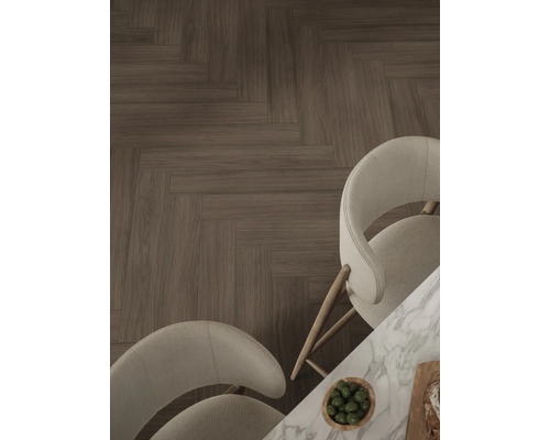 Översikt över ett golv med fiskbensmönster, stolar och ett bord