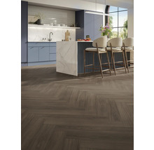 Ljust kök med köksö, barstolar och fiskbensparkett