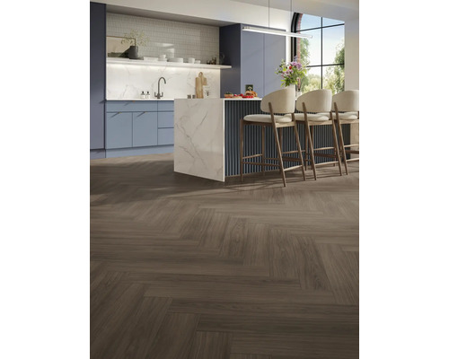 Ljust kök med köksö, barstolar och fiskbensparkett