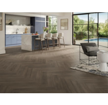 Ljust kök med fiskbensmönstrat golv, köksö och stolar