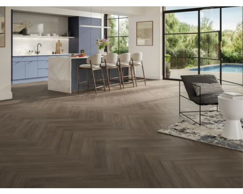 Ljust kök med fiskbensmönstrat golv, köksö och stolar