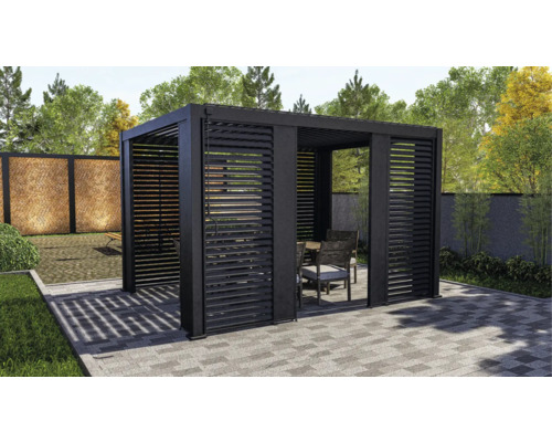 Svart lamellpergola med trädgårdsbord och stolar på en terrass.