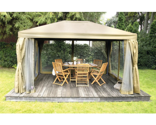 Trädgårdspaviljong med trägolv, bord och stolar för utomhusbruk